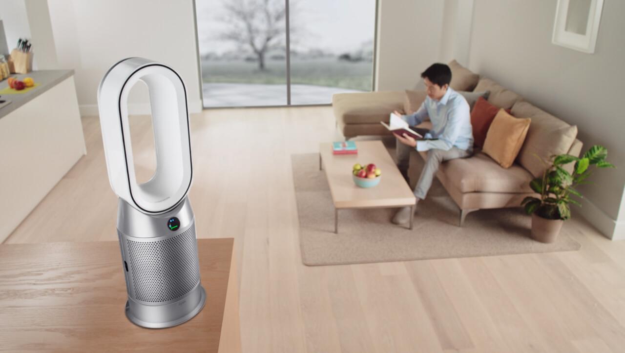 Person scheduling their machine using the Dyson Link app
