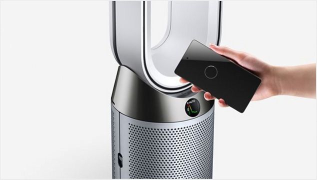 Telefono tenuto accanto al purificatore