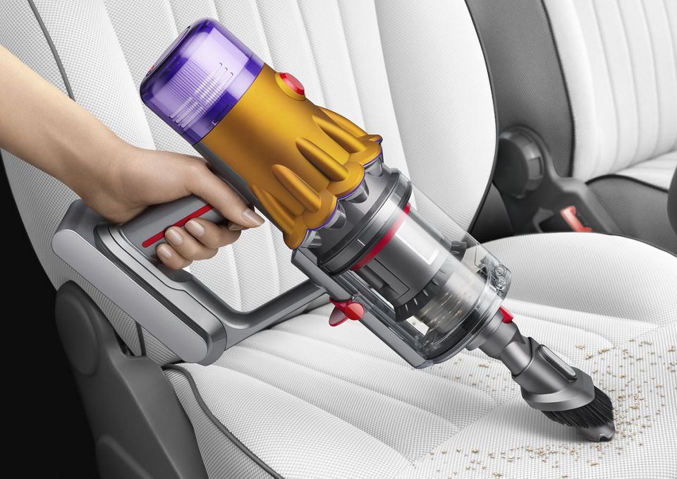 Ręczne sprzątanie w samochodzie