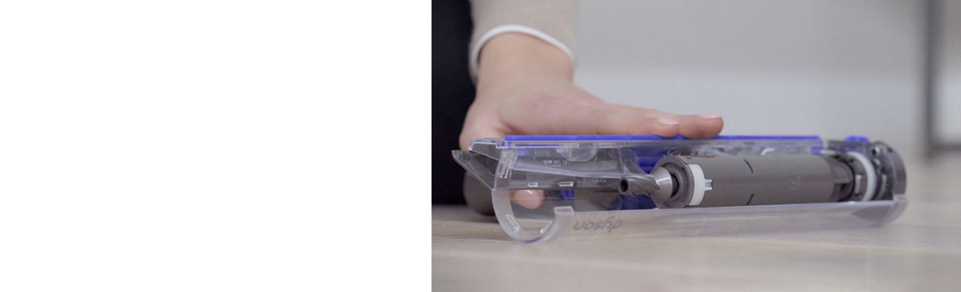 ダイソンの掃除機のヘッドを掃除する人