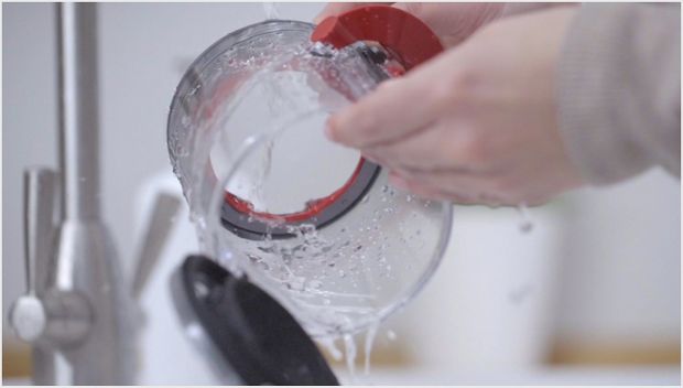 Emptying and cleaning the bin