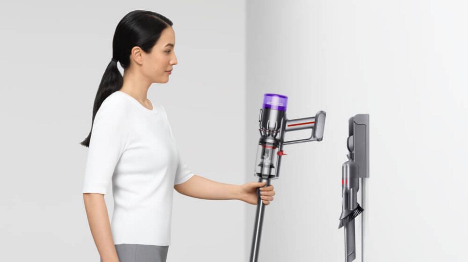 Aspirador Dyson Micro 1.5kg a ser colocado no suporte de parede