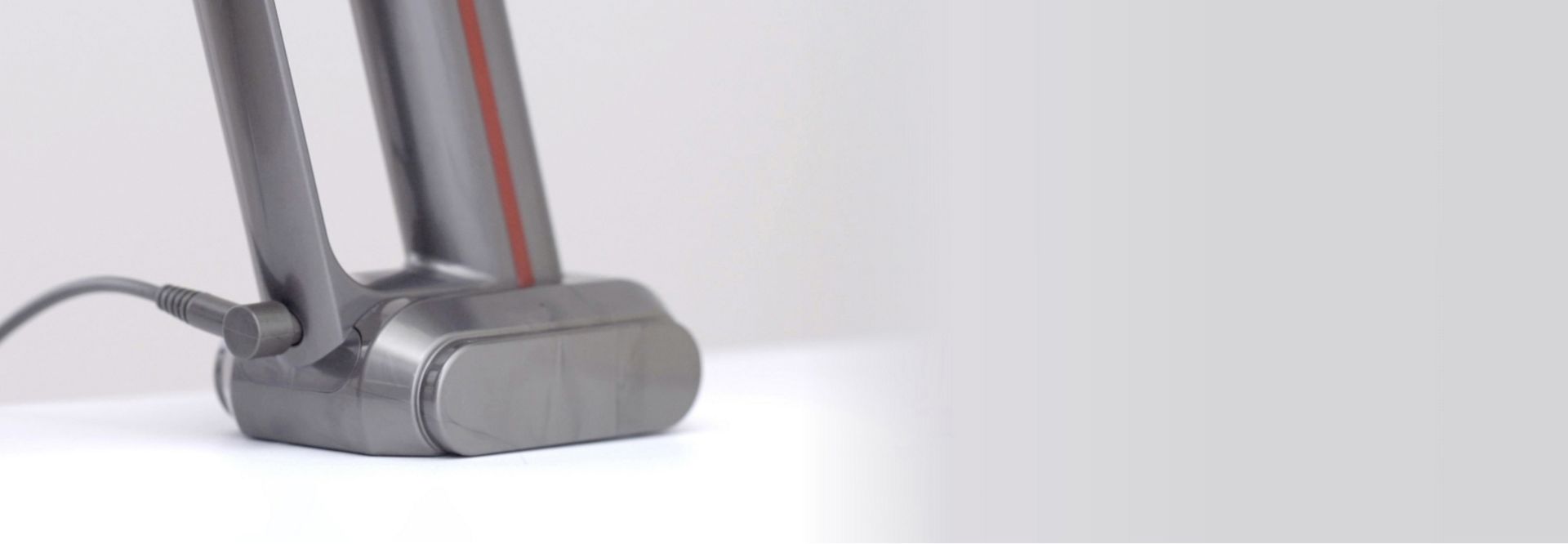 Dyson Digital Slim掃除機のバッテリー充電はドックで行う