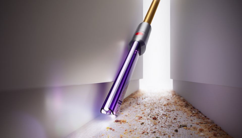 Acessório para fendas de tubo leve Dyson a limpar entre buracos com a luz ligada
