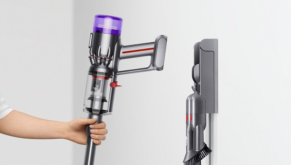 Colocação do aspirador Dyson Micro 1.5kg no seu suporte de parede