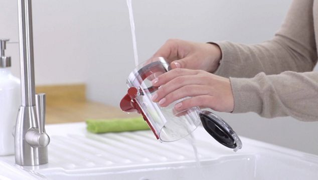 Video showing how to clean the bin