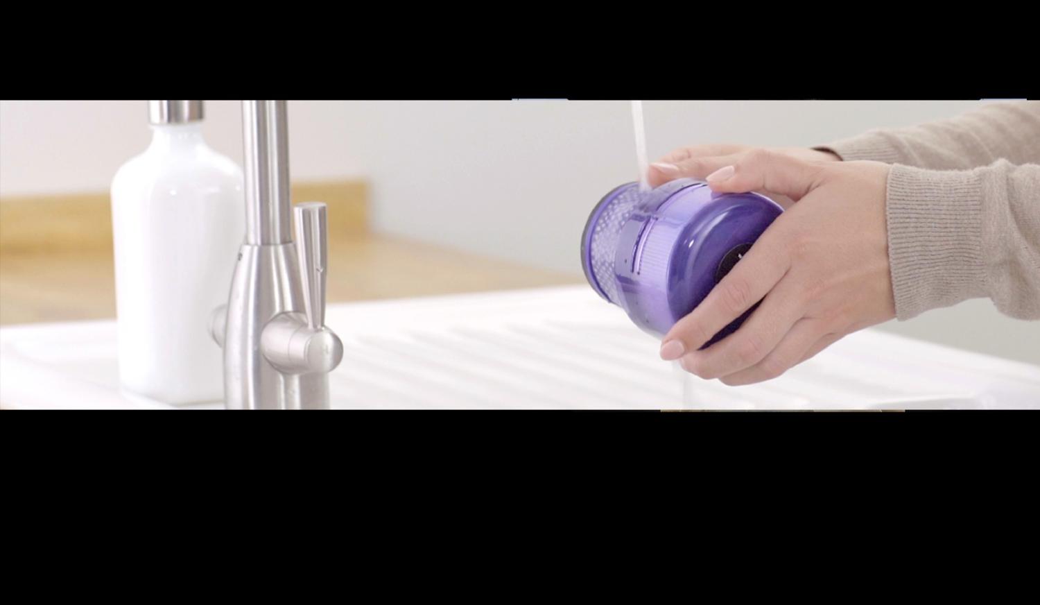 Video die laat zien hoe je het Dyson V11-stofzuigerfilter wast en droogt