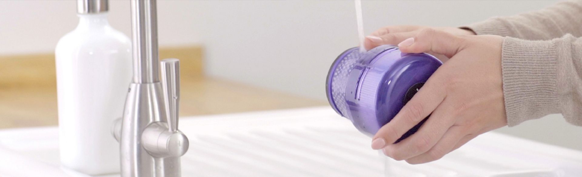 Video che mostra come lavare e asciugare il filtro per aspirapolvere Dyson V11