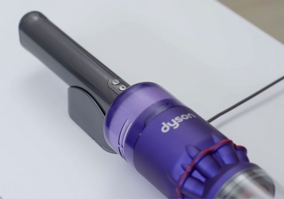 Vacuum on charge whilst lying flat in docking station.