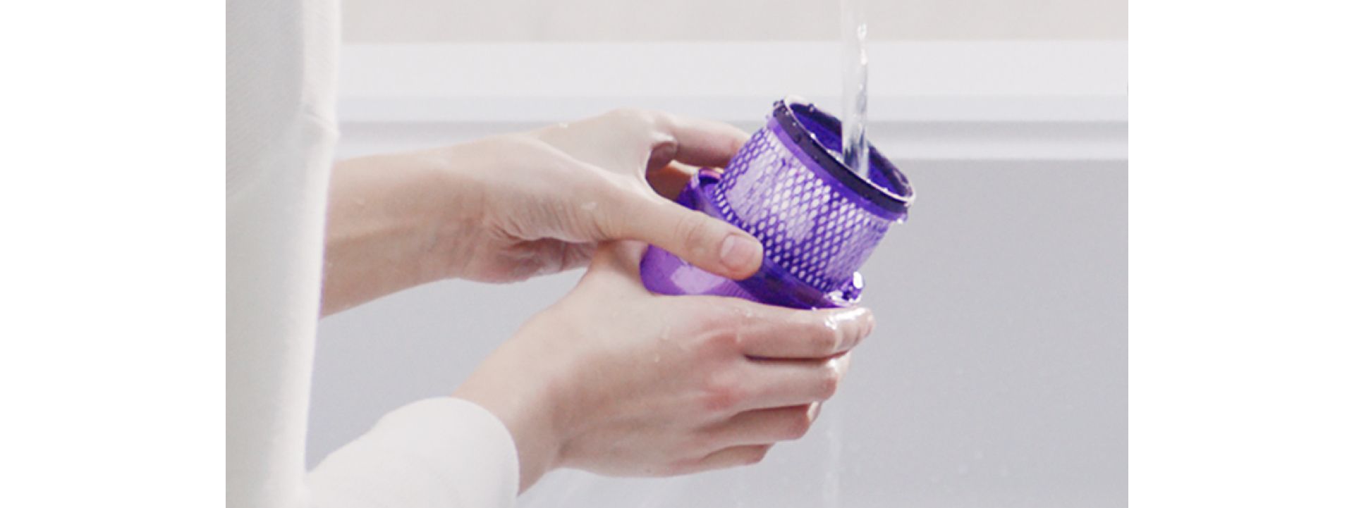 Video showing how to wash and dry Dyson Omni-glide vacuum filter