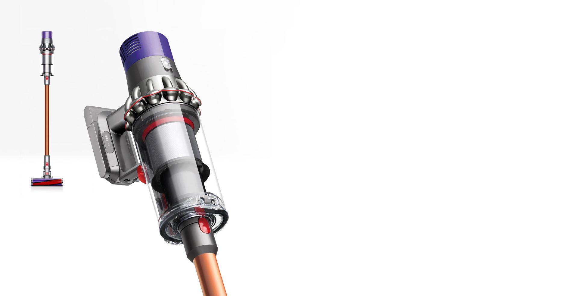 مكنسة Dyson Cyclone V10 معروضة بطريقة العرض الكاملة وطريقة العرض المُقرَّبة معاً.