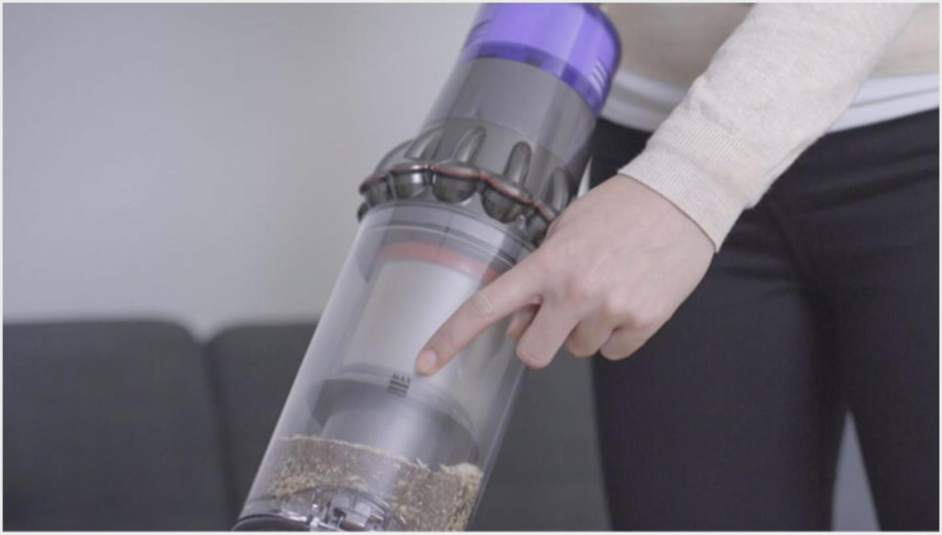 Goliți recipientul de praf