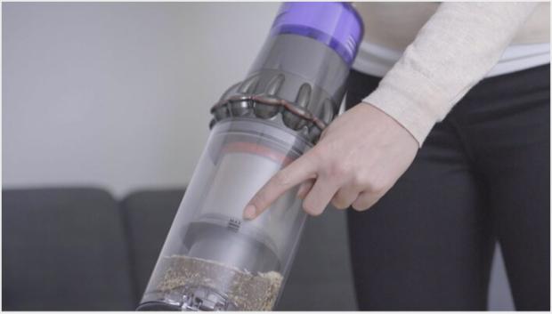 Goliți recipientul de praf