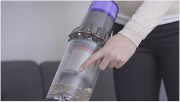 Goliți recipientul de praf