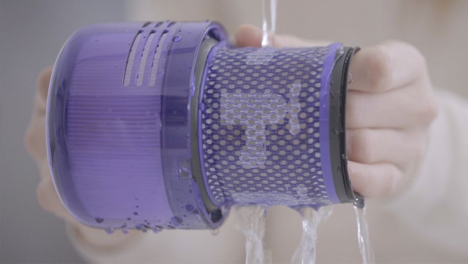 Filtro do aspirador Dyson V11™ a ser lavado com água da torneira