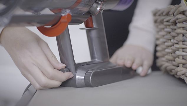 Aspirador Dyson V11™ a ser ligado à corrente