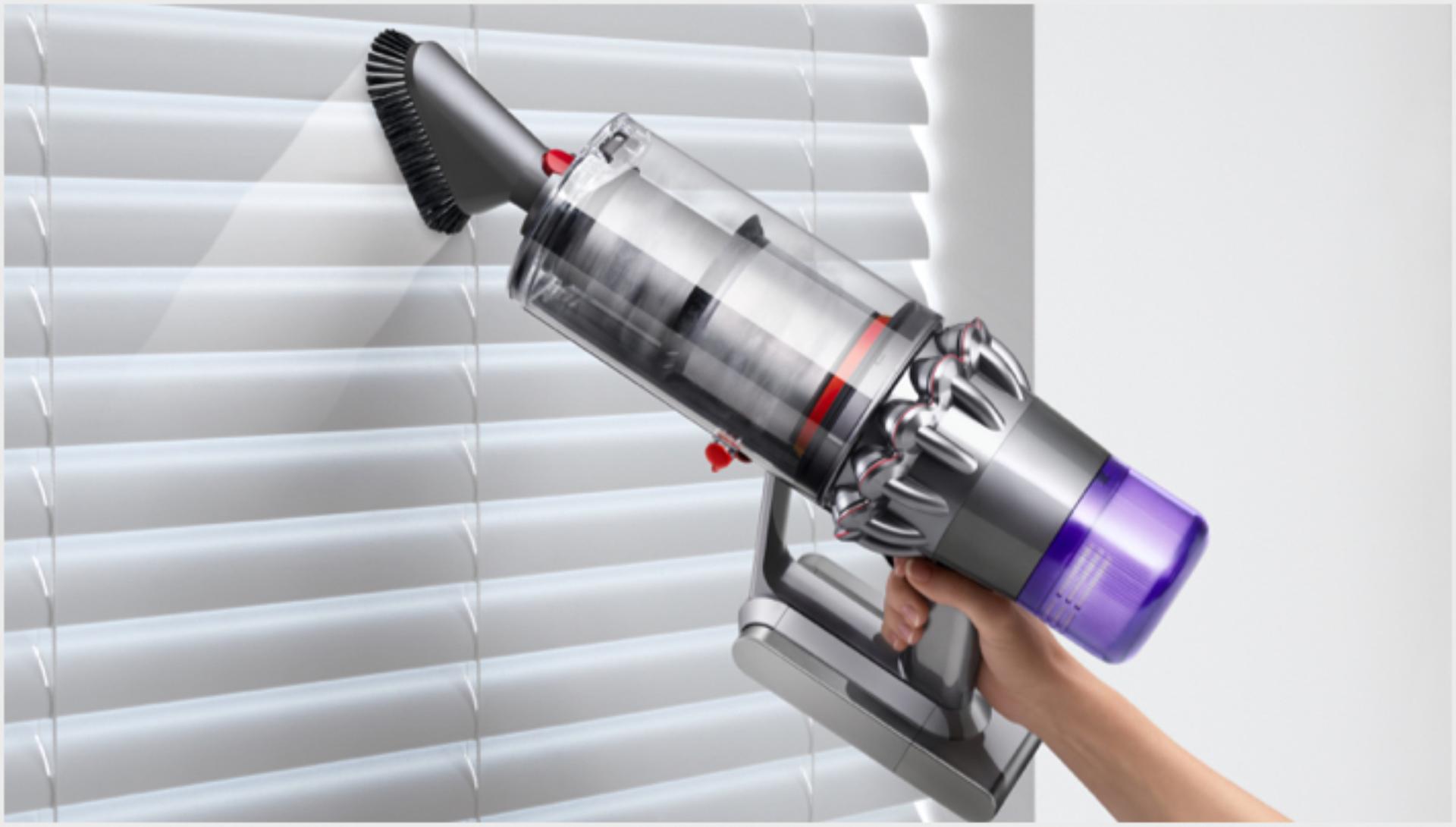 Accesoriul de combinare Dyson V11™ curățând firimituri de pe o suprafață dură