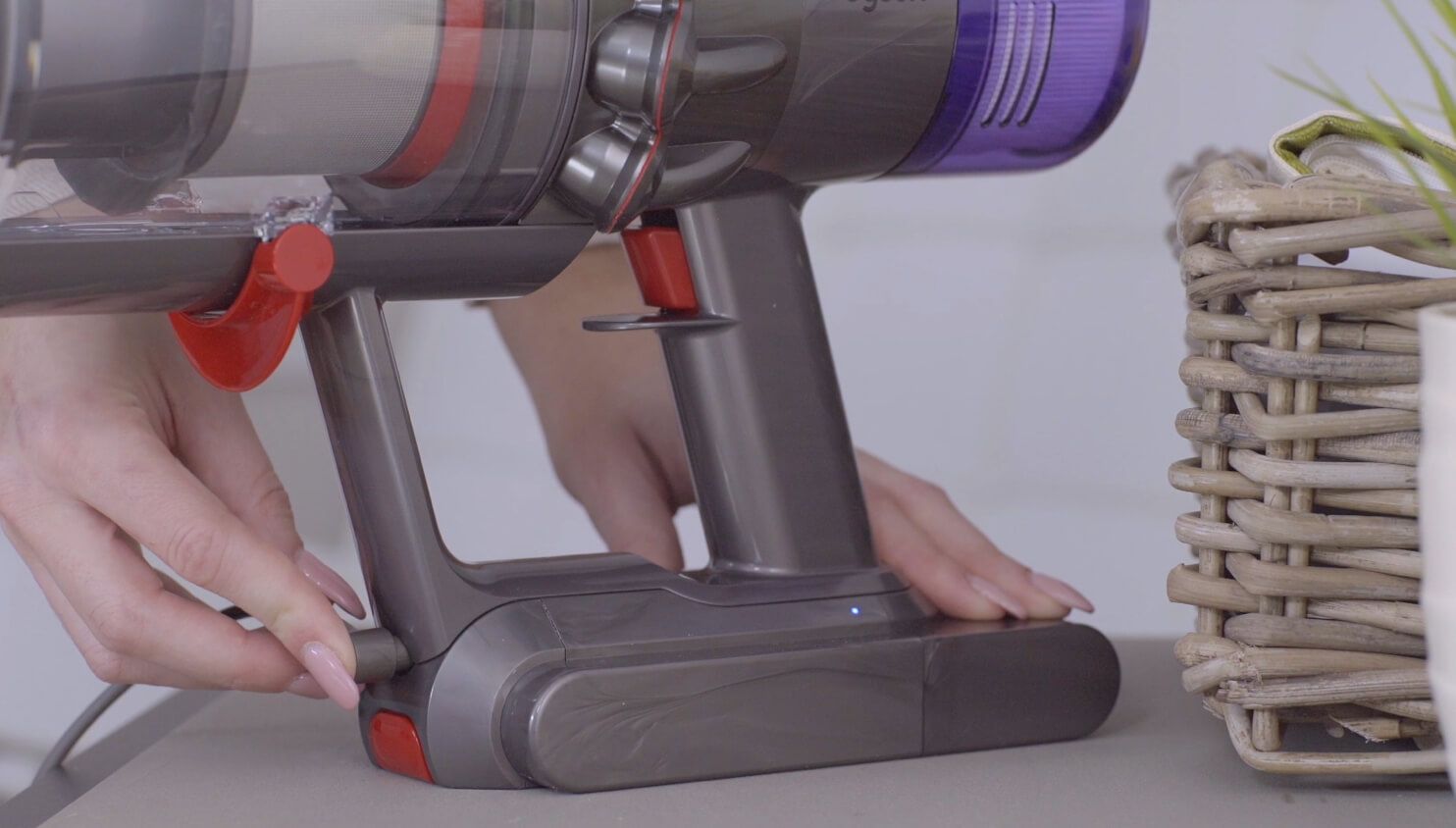 Immagine da video su come pulire la batteria