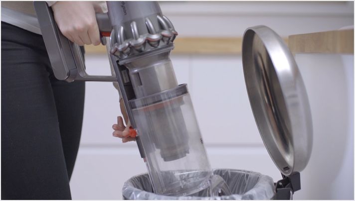 Immagine dal video su come svuotare il contenitore