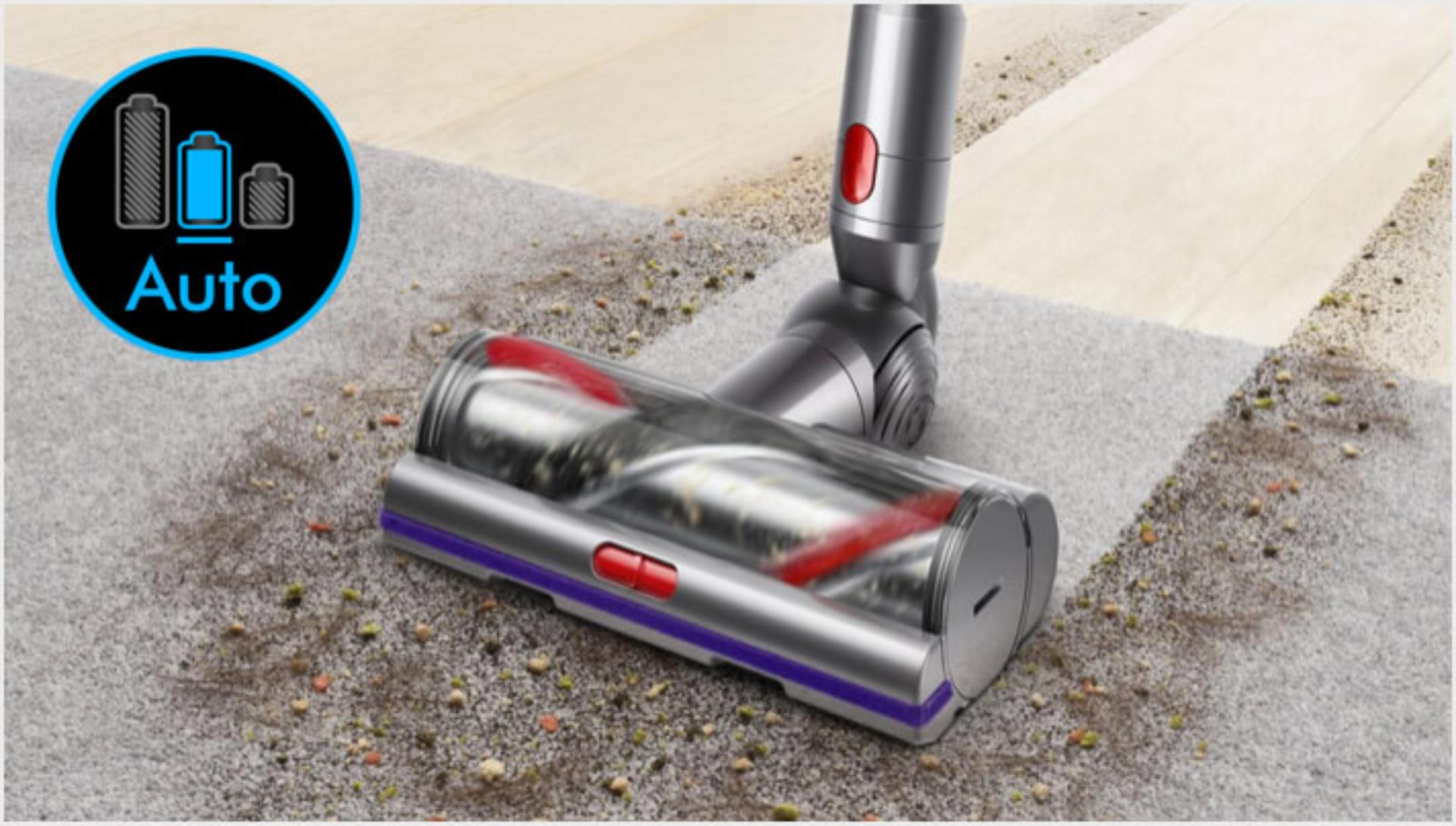 Capul de curățare High Torque Dyson V11™ trecând de pe pardoseală dură pe covor