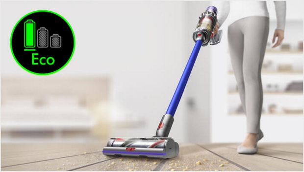 Cap de curățare High Torque Dyson V11™ aspirând reziduuri de pe o pardoseală din lemn