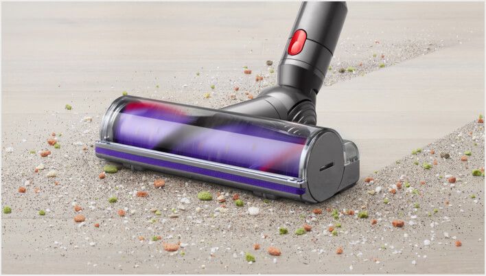 Die Bodendüse mit Direktantrieb entfernt Schmutz