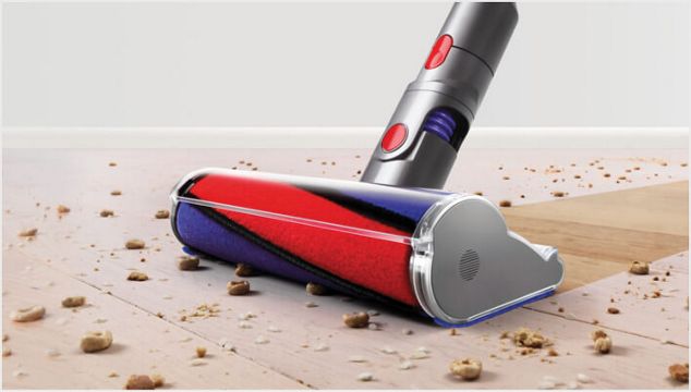 Escova com rolo macio a limpar uma superfície dura