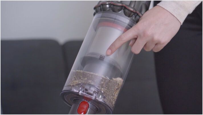 Mit Schmutz gefüllter Staubbehälter