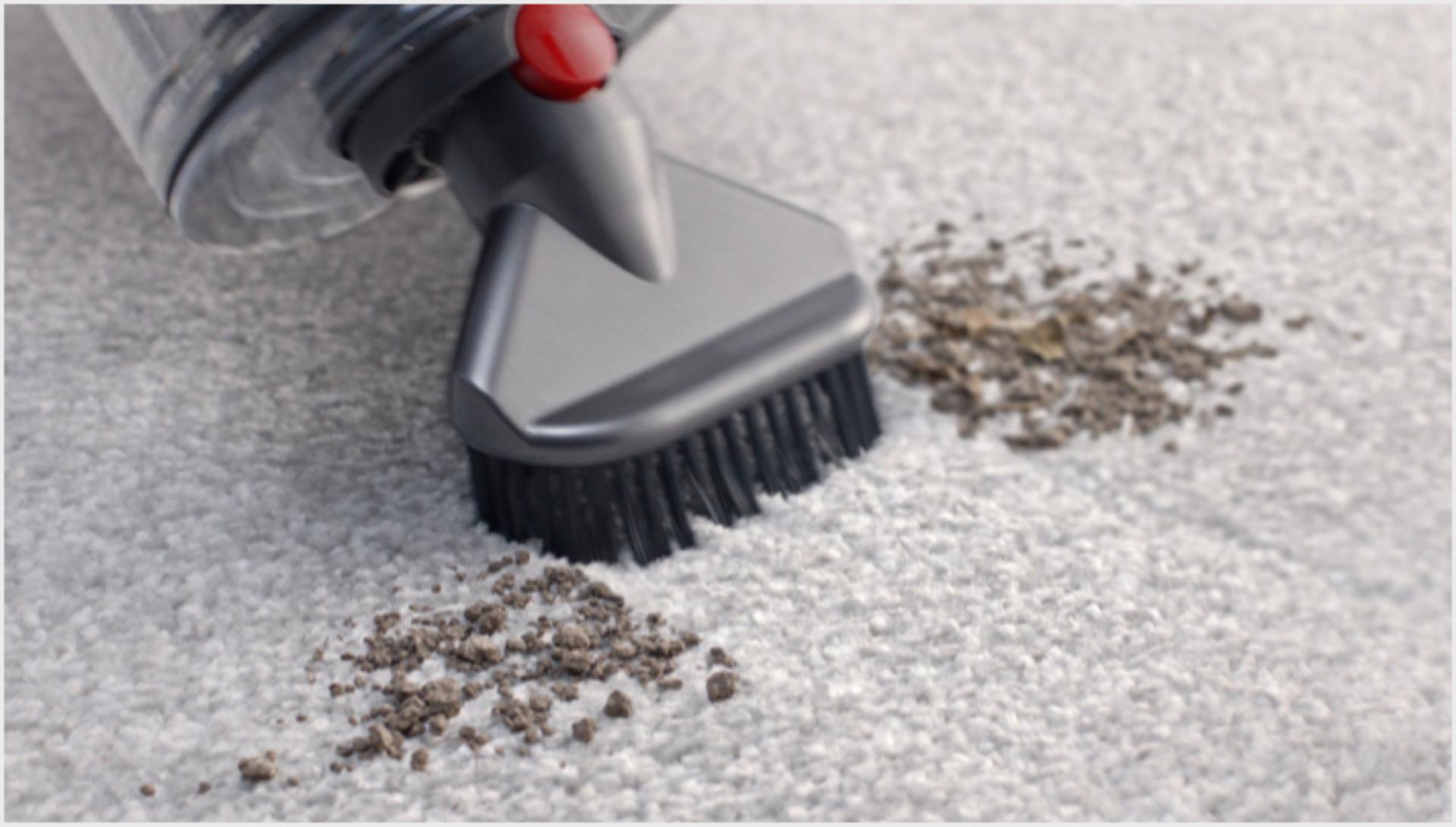 Chổi quét vết bẩn cứng đầu đang được sử dụng