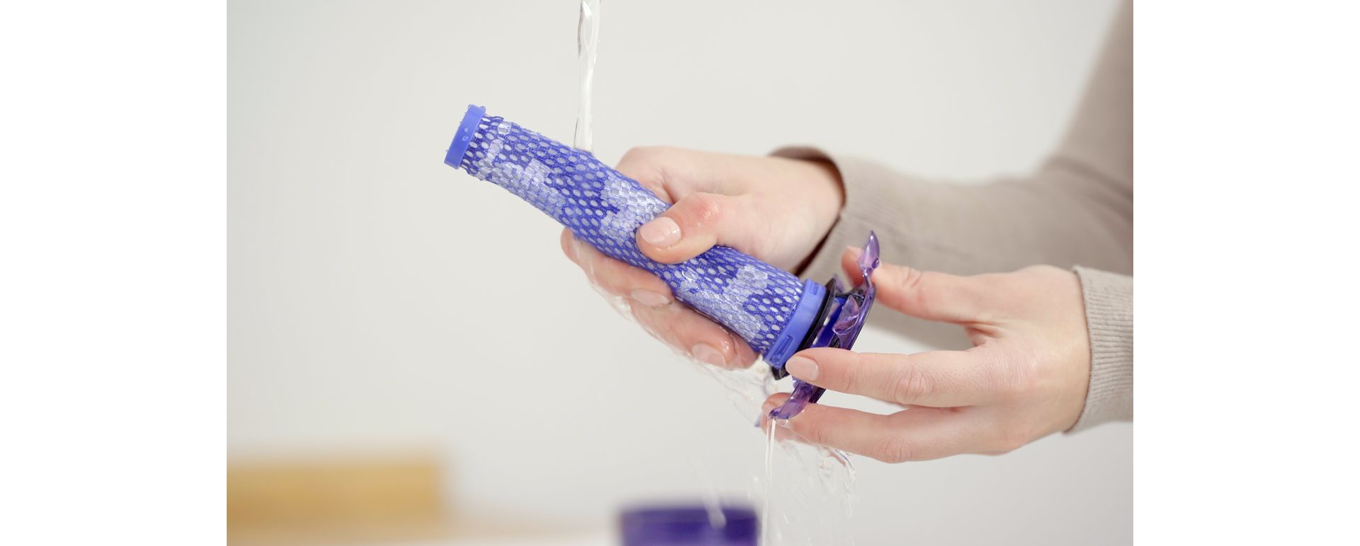 Video, das zeigt, wie der Filter des Dyson V8™ Staubsaugers gewaschen und getrocknet wird