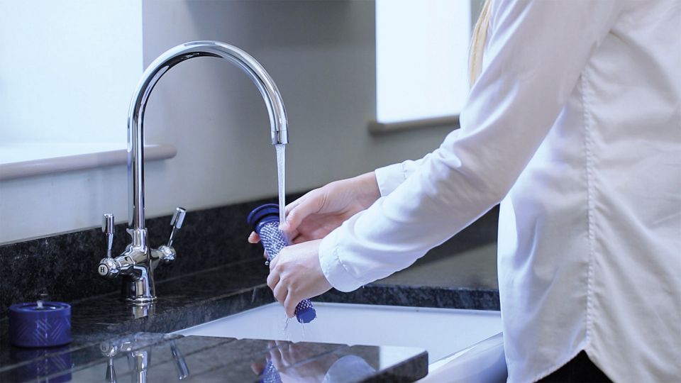 Image shows how to wash the filter.