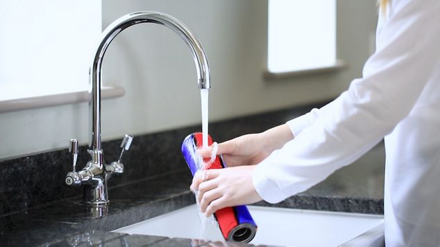 Faire jouer la vidéo. Comment laver le rouleau souple.