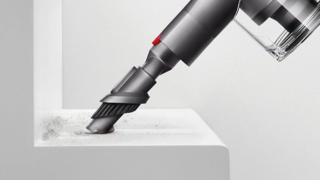 ハンディモードで使いづらい場所を掃除するダイソンV8 Slim掃除機