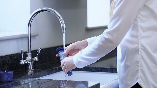 流水で洗われるダイソンの掃除機用ブラシバー