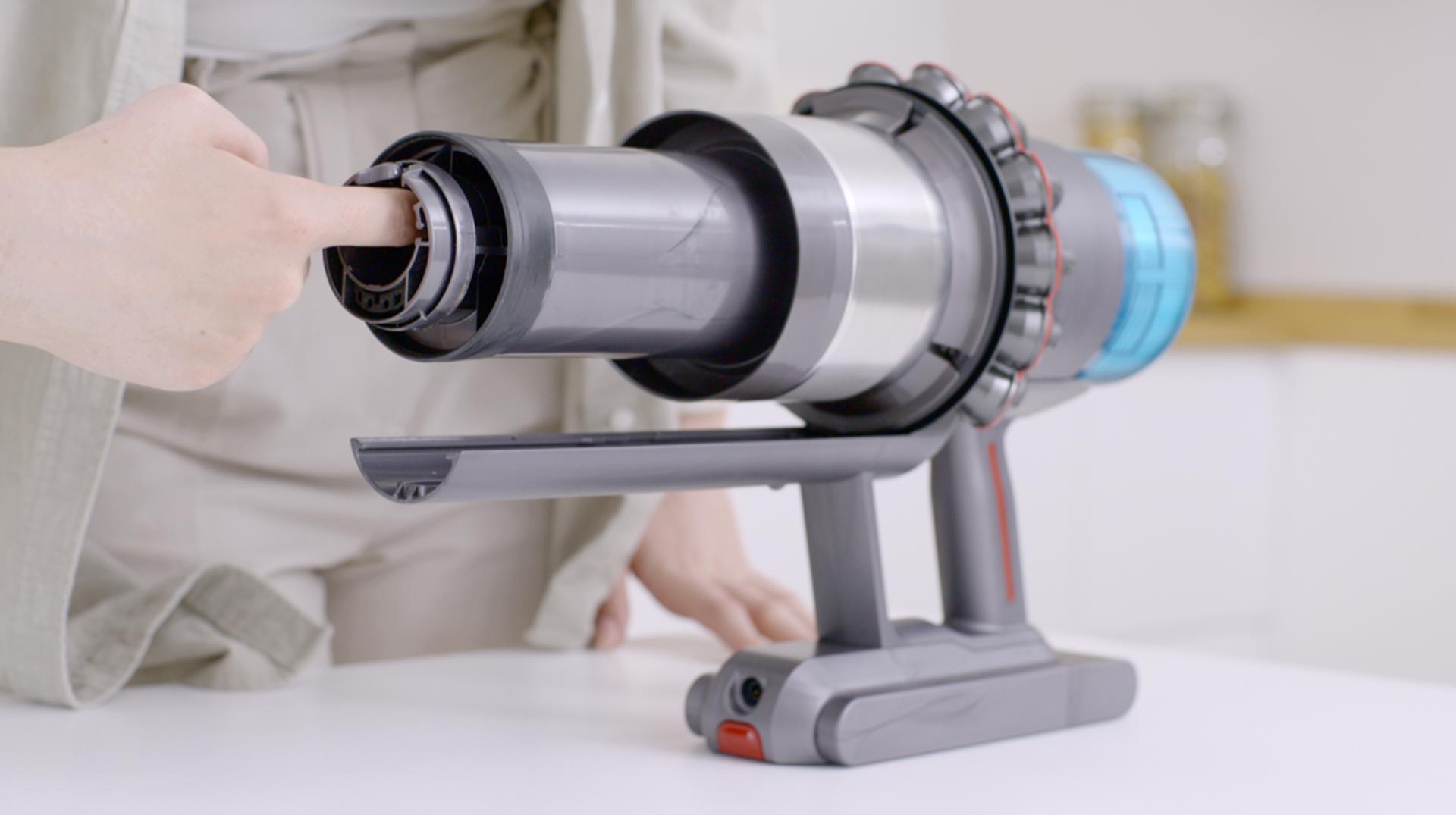 مستخدم يقوم بإزالة انسداد من جهاز تم فك أجزاؤه.