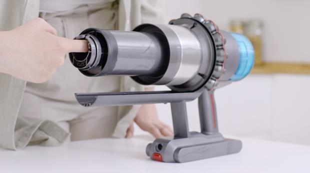 مستخدم يقوم بإزالة انسداد من جهاز تم فك أجزاؤه.