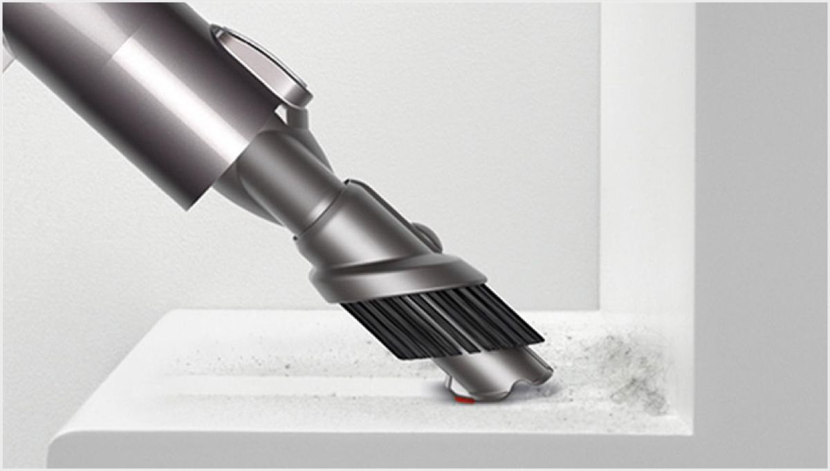 Acessório multifuncional em ação do aspirador de pó sem fio