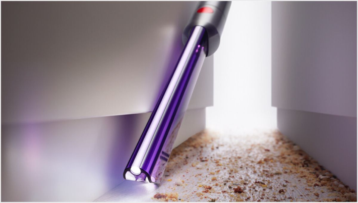 Light pipe crevice tool picking up dust