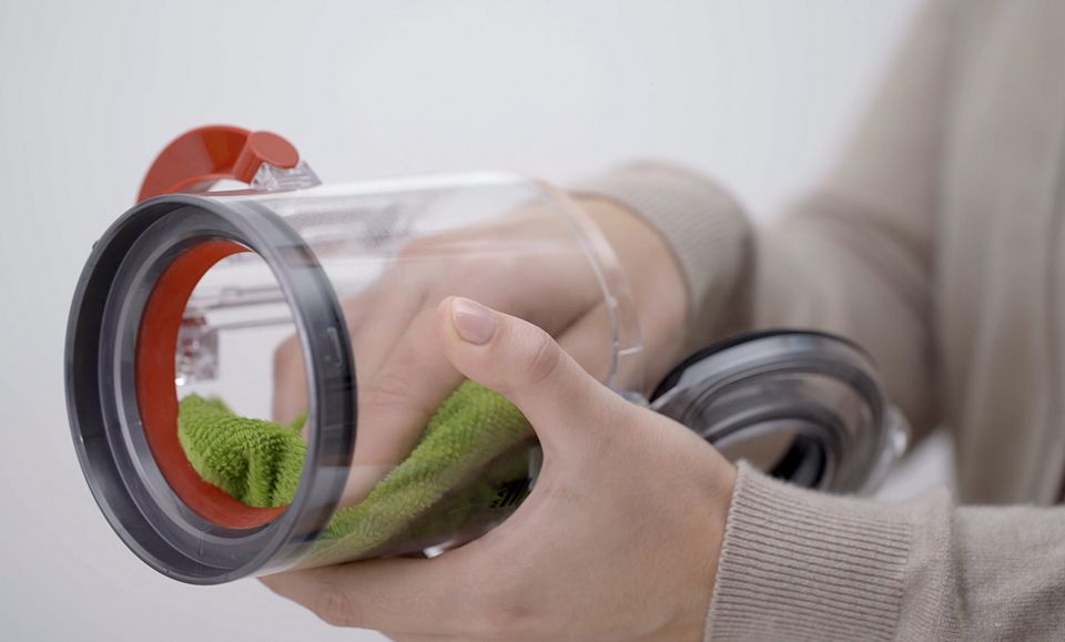 Washing parts of the vacuum