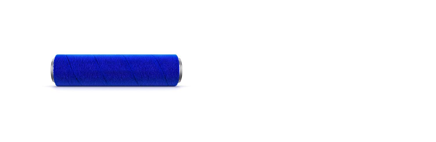 Hendene til en bruker vasker rullen i Wet Roller-munnstykket under rennende vann.