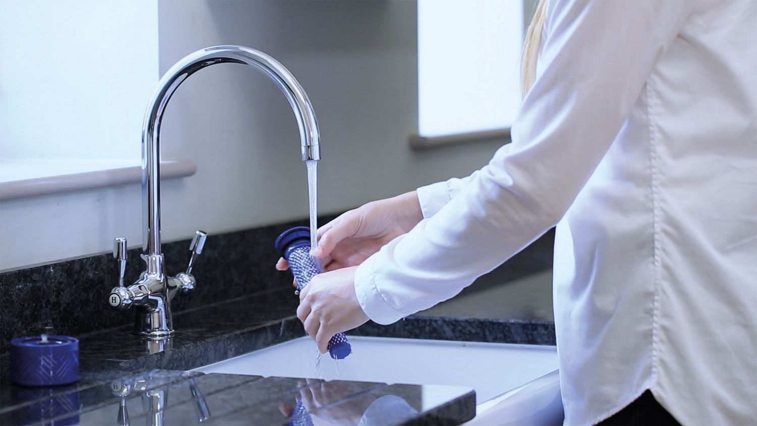 Bilde som viser hvordan du vasker filteret.