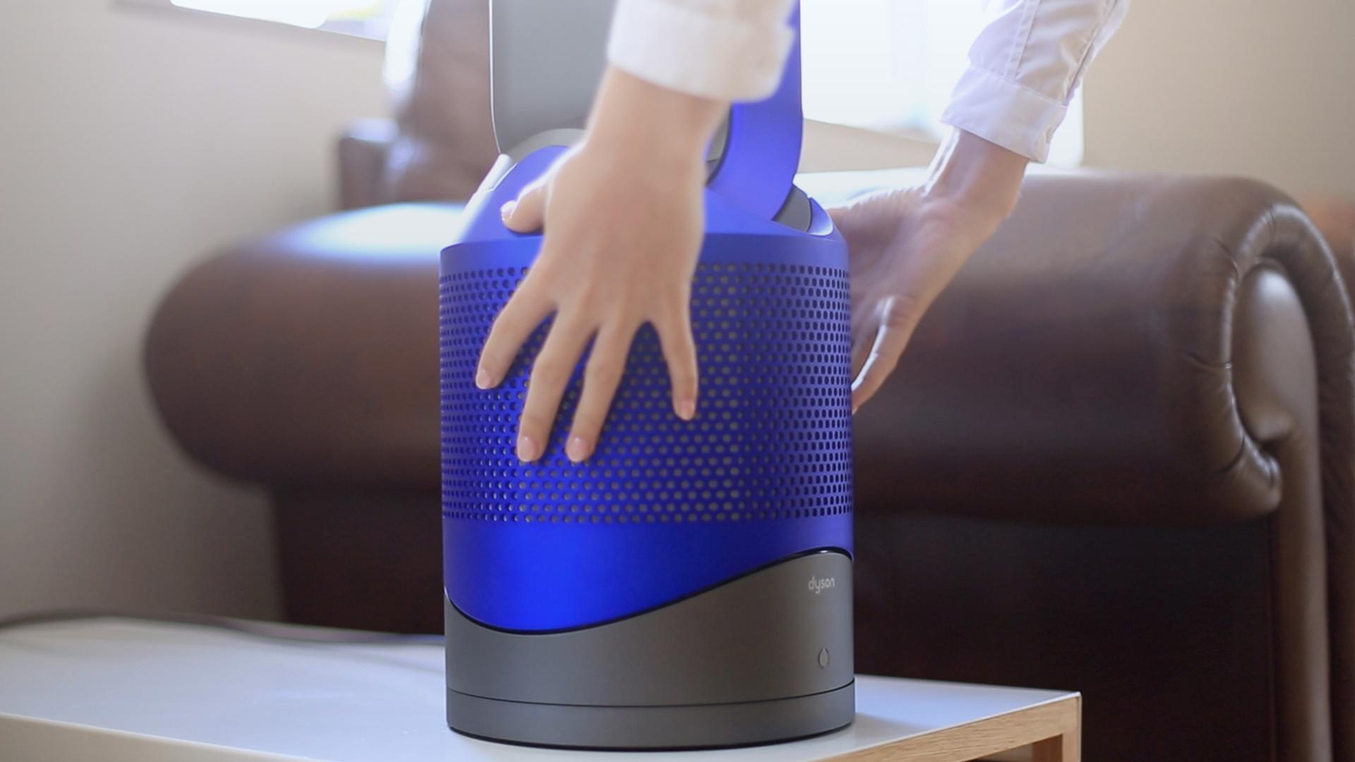 Otwierania pokrywy filtra oczyszczacza Dyson