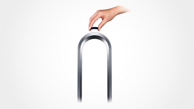 A imagem mostra o comando magneticamente pousado no purificador Dyson.