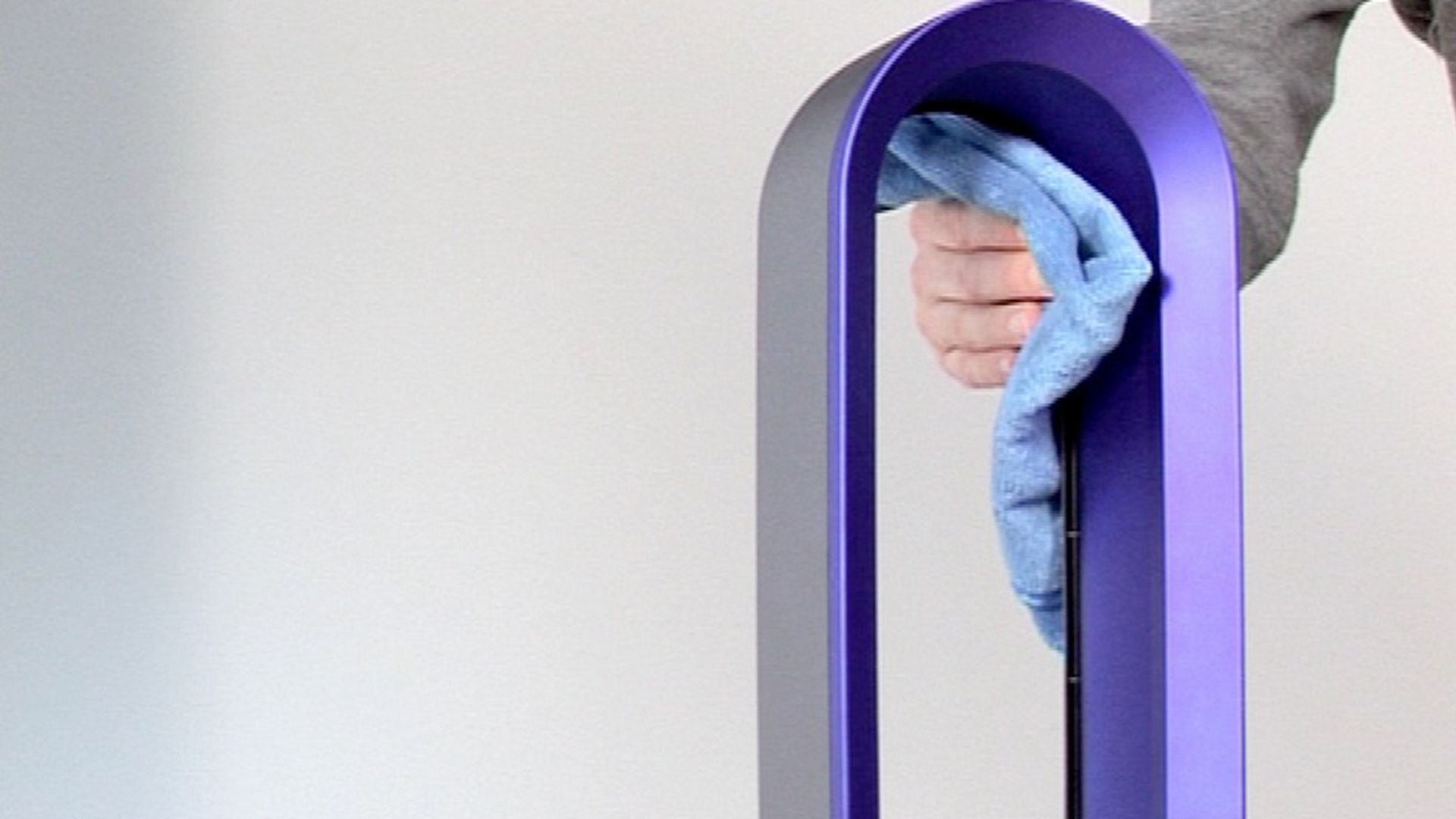 Reproduzir o vídeo. Como limpar a sua ventoinha Dyson Cool™.