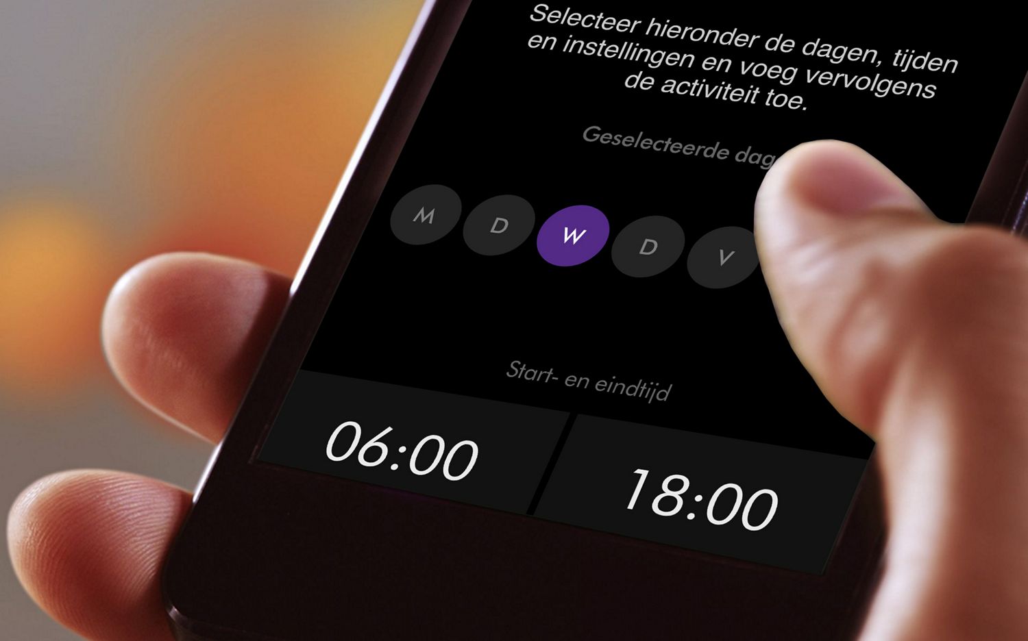 Gebruiker stelt apparaat in met de Dyson Link app
