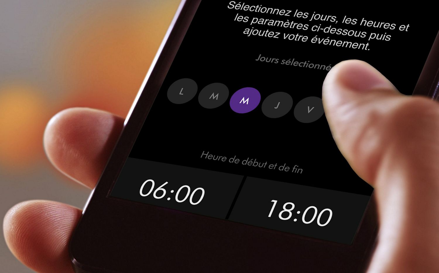 Personne en train de programmer l’appareil via l’appli Disponible 