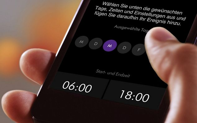 Person programmiert ein Gerät mithilfe der Dyson Link-App