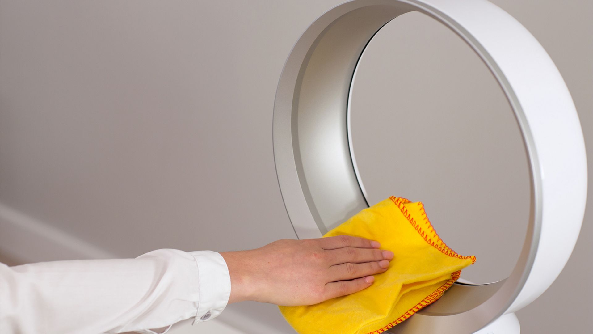 Riproduci il video.Come pulire il tuo termoventilatore Dyson Hot + Cool™.