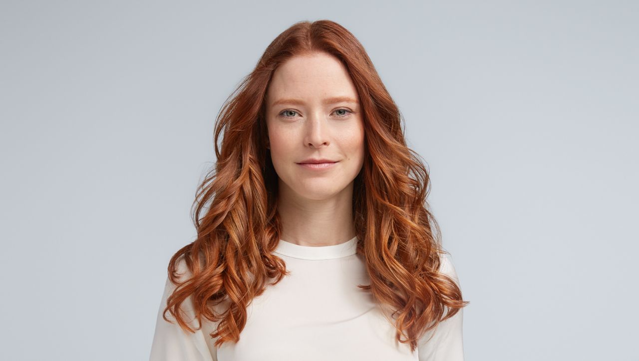 Femme rousse ayant des boucles réalisées avec le Dyson Airwrap