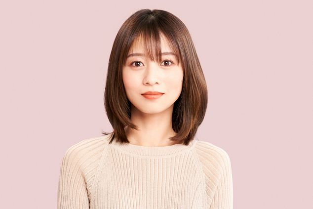 髪をストレートにする女性